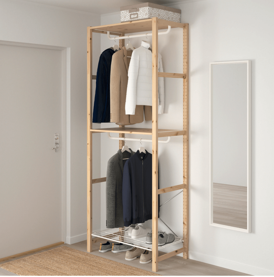 Bố trí treo đồ nữ trên kệ gỗ quần áo
