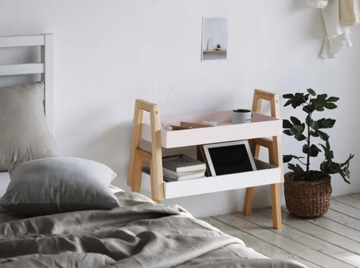 Kệ đa năng TG Case được biến hoá thành một kệ đầu giường